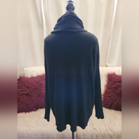 Cyrus womans loose turtleneck sweater with front pockets. Size medium - Picture 2 of 5